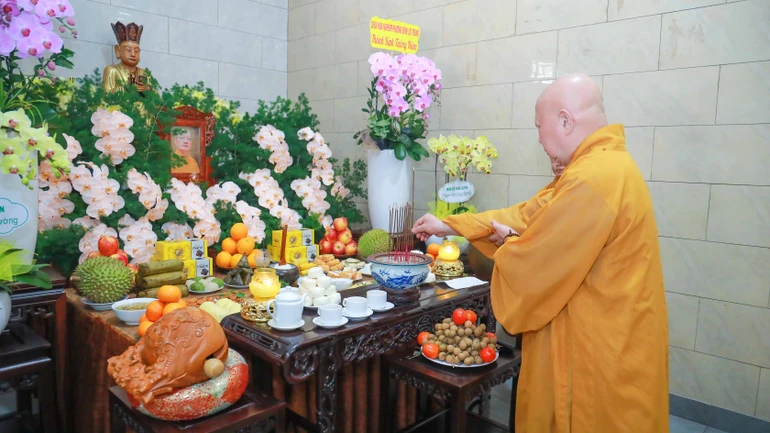 Hòa thượng Thích Lệ Trang dâng hương tưởng niệm Trưởng lão Hòa thượng Thích Thiện Tánh tại chùa Phổ Quang (P.Tân Sơn Hòa, TP.HCM) - Ảnh: Nguyên Tài/BGN