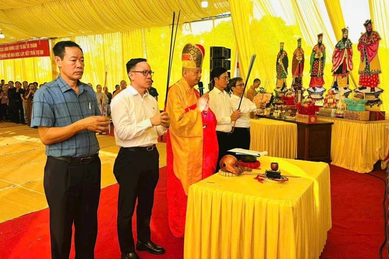 Thượng tọa Thích Quảng Minh cùng lãnh đạo chính quyền các cấp dâng hương tưởng niệm, tri ân các anh hùng liệt sĩ