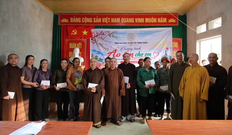 Phân ban Phật tử Dân tộc Trung ương tổ chức tặng quà đến đồng bào khó khăn vùng cao Tuyên Quang