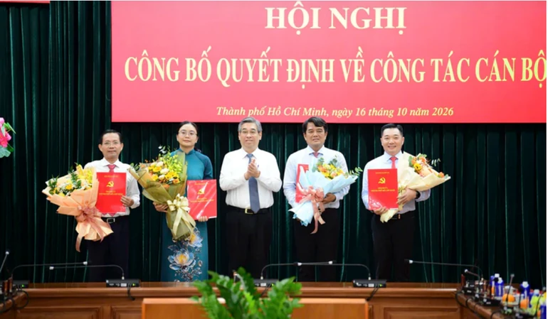 Ông Bùi Thanh Nhân (thứ 2 từ phải sang) nhận quyết định nhiệm vụ mới từ Ban Thường vụ Thành ủy TP.HCM - Ảnh: Quang Định