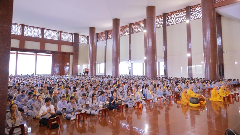 Trang nghiêm khóa lễ tụng kinh ở chánh điện Học viện Phật giáo VN tại TP.HCM - Ảnh: Giác Sự