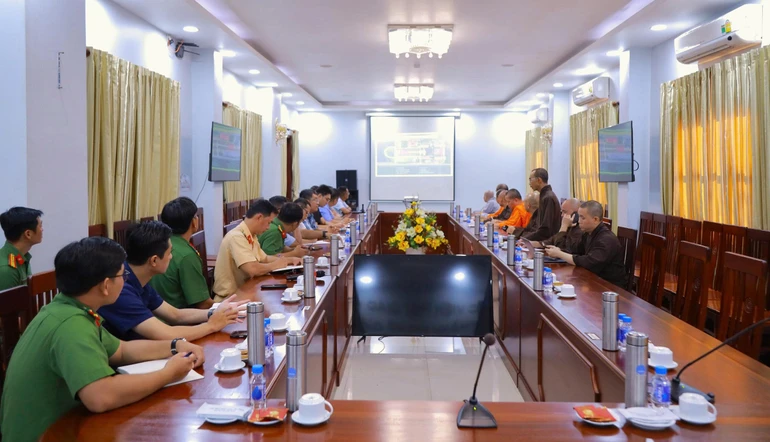 Quang cảnh phiên họp