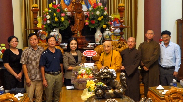 Phó Trưởng ban Tôn giáo Chính phủ Trần Thị Minh Nga thăm Hòa thượng Thích Quảng Xả và Ban Trị sự GHPGVN tỉnh Quảng Ngãi
