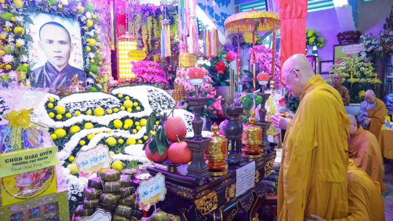 Trưởng lão Hòa thượng Thích Như Niệm thành tâm tưởng niệm Tổ khai sơn chùa Pháp Hoa (phường Đức Nhuận, TP.HCM) - Ảnh: Nguyên Tài/BGN
