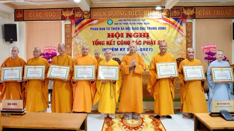 Tặng Bằng tuyên dương công đức đến Phân ban Từ thiện xã hội giáo dục Trung ương