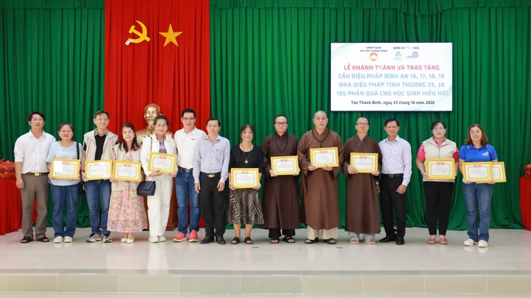 Chính quyền địa phương tặng Bằng khen và Giấy khen đến chư Tăng chùa Diệu Pháp cùng đại diện các gia đình mạnh thường quân