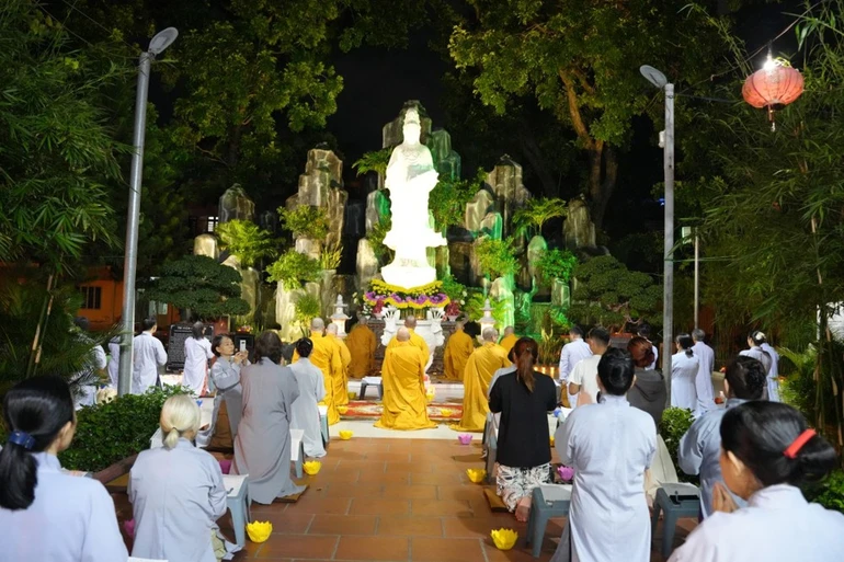 Hướng về Thánh tượng Đức Quán Thế Âm Bồ-tát