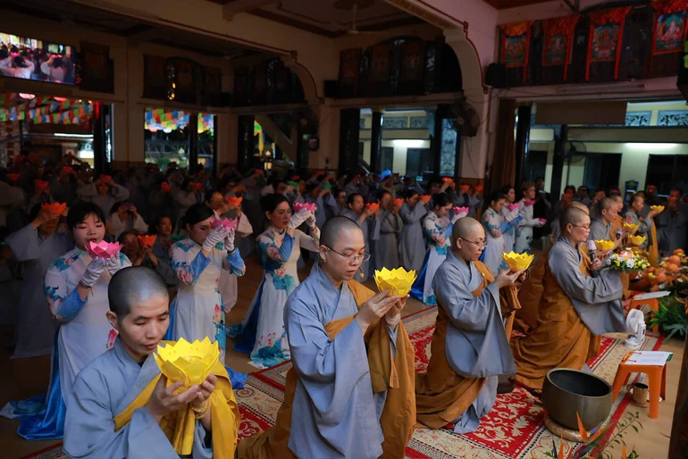Lễ hoa đăng kỷ niệm ngày vía Bồ-tát Quán Thế Âm xuất gia