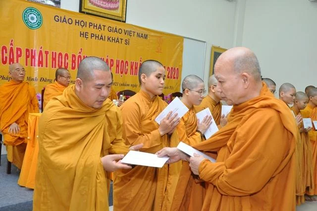 Tăng Ni sinh được nhận học bổng