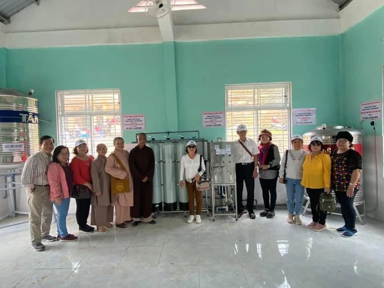 Đoàn thiện nguyện trao hệ thống máy lọc nước cho Trường Tiểu học Trà Xinh