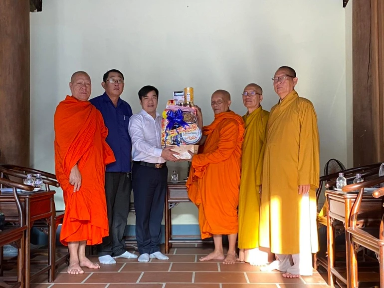 Ban Tôn giáo Chính phủ thăm và chúc tết chư tôn đức giáo phẩm tỉnh Sóc Trăng