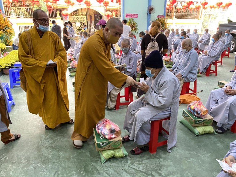 Chư Ni ngoại viện Thường Chiếu nhận quà Tết