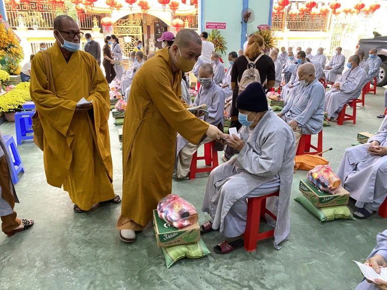 Chư Ni ngoại viện Thường Chiếu nhận quà Tết