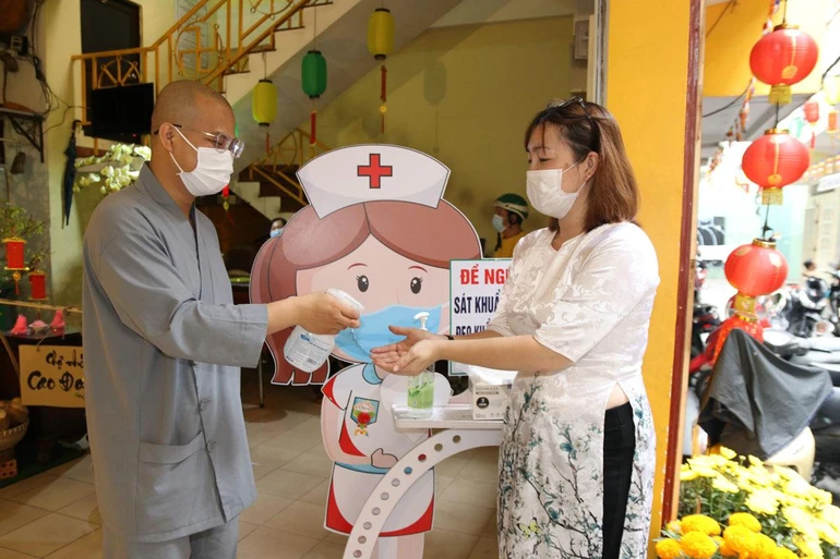 Phật tử rửa tay sát khuẩn trước khi vào lễ Phật