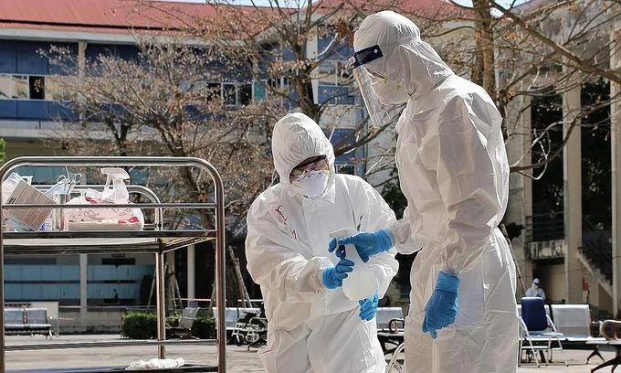 Nhân viên y tế kiểm soát nhiễm khuẩn ở Hải Dương. Ảnh: Bộ Y tế.