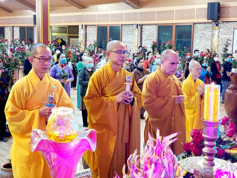 Đại đức Thích Định Tuệ, Trụ trì chùa Đức Hậu chủ trì khóa lễ tạ đàn Dược Sư