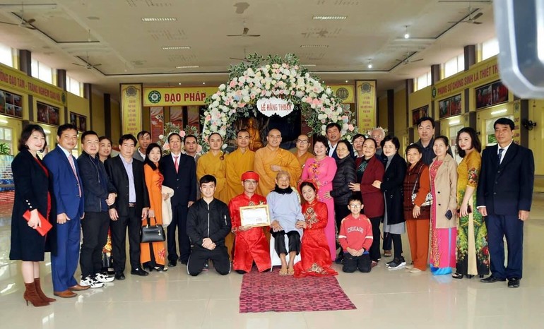 Cô dâu chú rể chụp ảnh lưu niệm với chư Tăng chùa Chí Linh và bà con hai họ