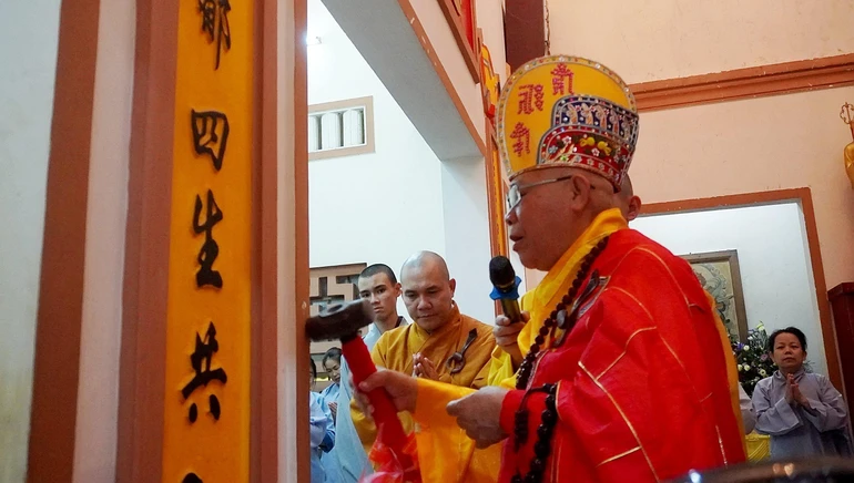 Hòa thượng Thích Quảng Xả làm lễ triệt ngõa