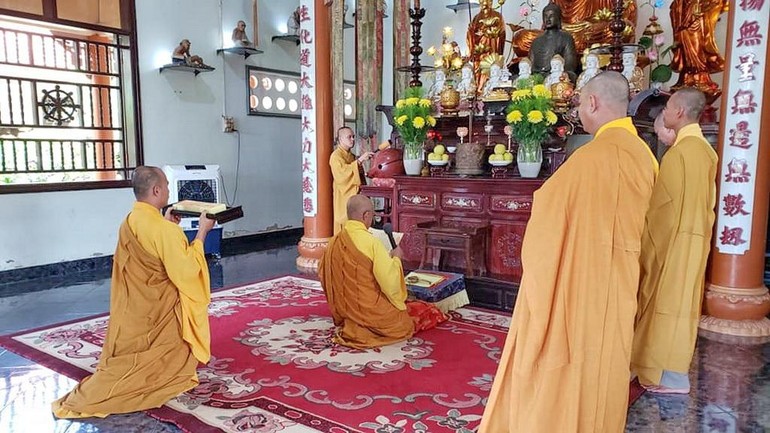 Chư tôn đức dâng lời cầu nguyện