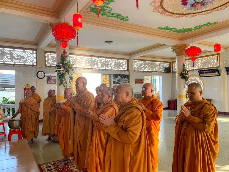 Chư tôn đức Tăng hệ phái Khất sĩ dâng hương tưởng niệm cố Hòa thượng Giác Lý