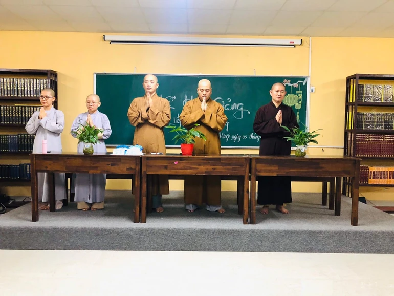 Chư tôn đức Tăng Ni niệm Phật trước khi bắt đầu buổi lễ khai giảng