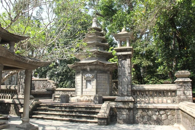 Bảo tháp tưởng niệm cố Trưởng lão Hòa thượng trong khuôn viên tổ đình Báo Quốc