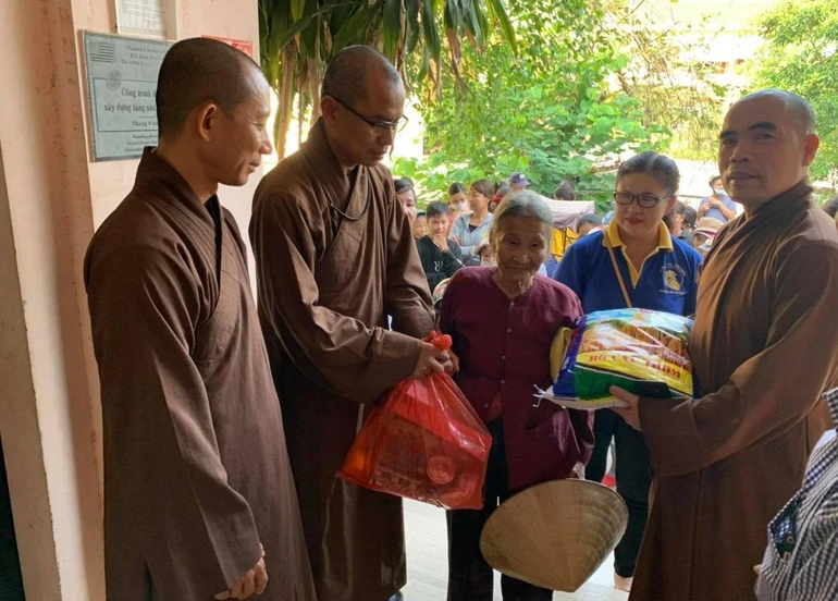 Chư Tăng chùa Đức Hậu tặng quà cho bà con nghèo