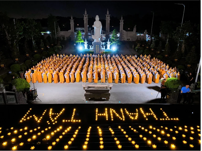 1.000 ngọn nến được thắp lung linh trong đêm cầu nguyện cho nhân dân Ấn Độ