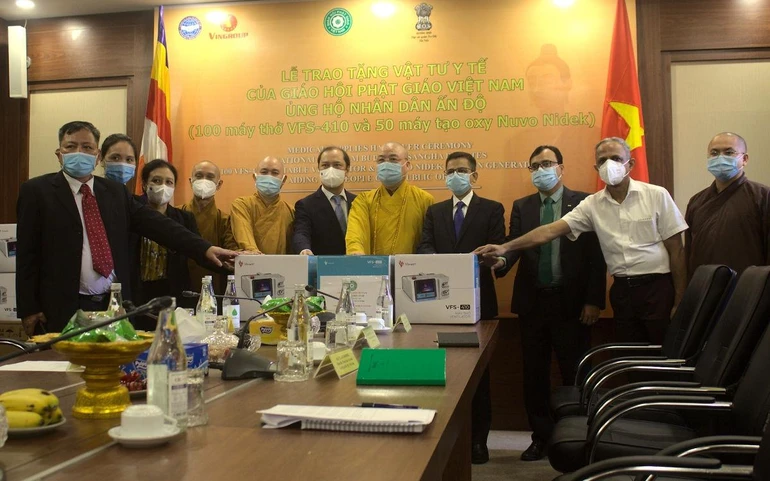 GHPGVN trao tặng 100 máy thở Vinsmart VFS-410 và 50 máy tạo oxy Nuvo cho nhân dân Ấn Độ