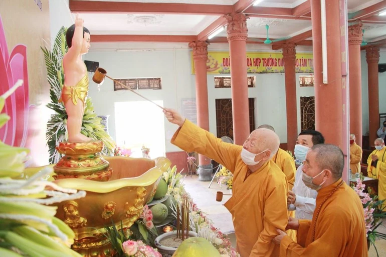 Trưởng lão Hòa thượng Thích Thanh Dục thực hiện nghi lễ Tắm Phật