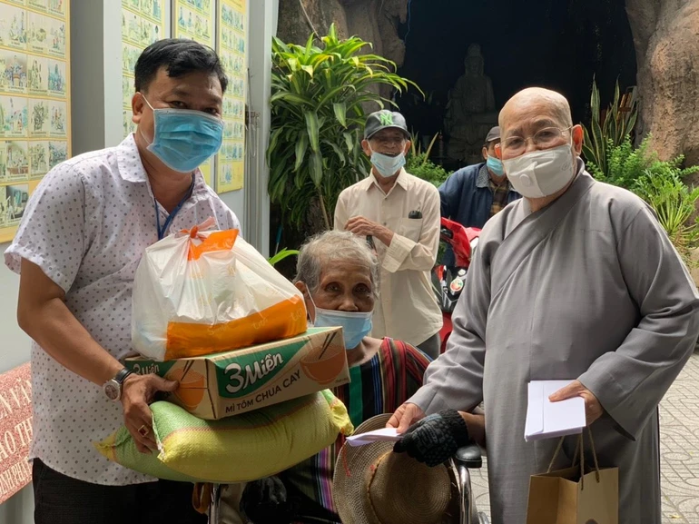 Ni trưởng Thích nữ Từ Nhẫn trao quà đến người nghèo - Ảnh: Như Hòa