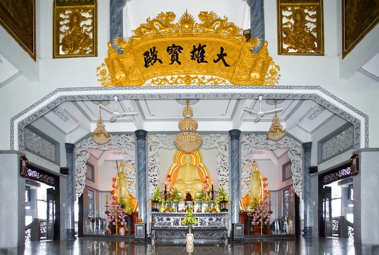 Điện Phật chùa Kim Sơn, quận Phú Nhuận, TP.HCM