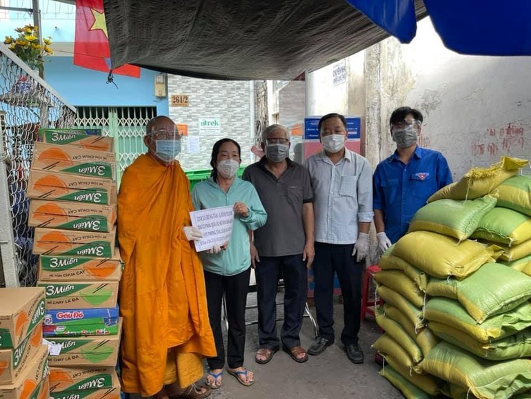 Thượng tọa Thích Minh Lộc trao quà tại các khu vực bị phong tỏa trên địa bàn quận Bình Thạnh 