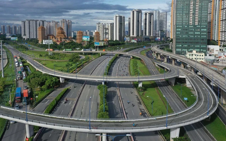 TP.HCM trong những ngày giãn cách theo Chỉ thị 16 - Ảnh: Hoàng Triều