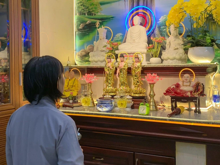 Phật tử Diệu Hằng luôn duy trì khóa lễ công phu tại nhà