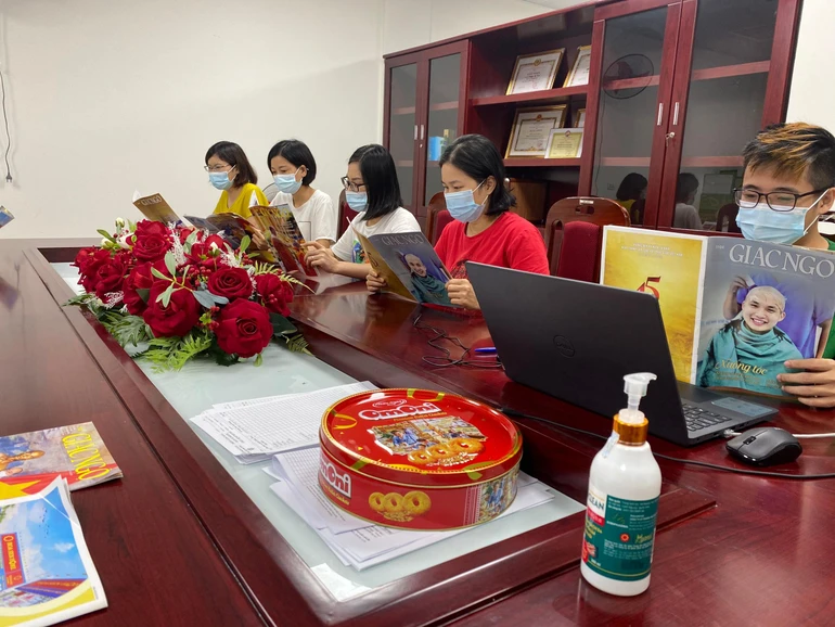 Y, bác sĩ nơi tuyến đầu chống dịch đọc báo Giác Ngộ trước giờ họp giao ban