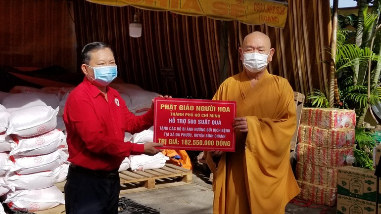 Thượng tọa Thích Huệ Công đại diện đoàn trao quà