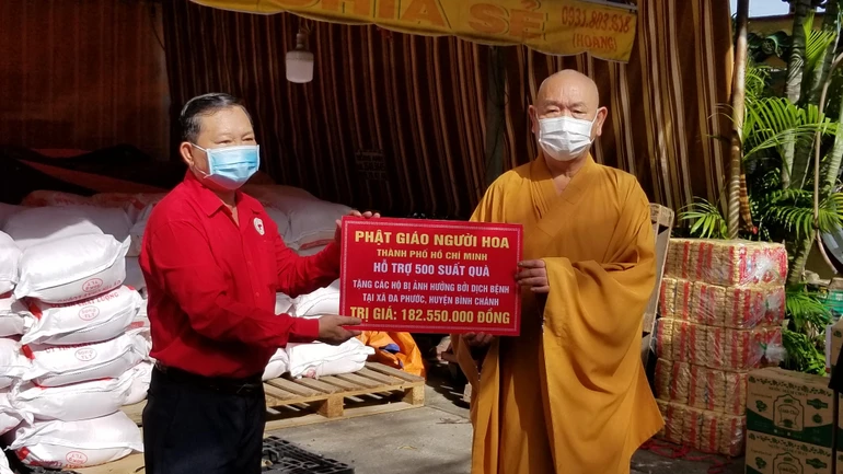 Thượng tọa Thích Huệ Công đại diện đoàn trao quà