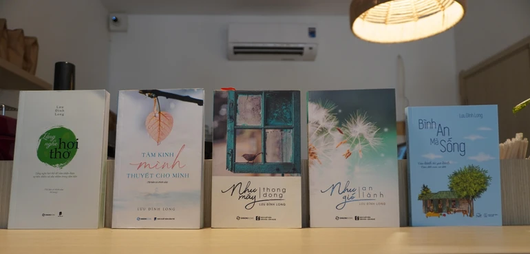 Các tác phẩm đã xuất bản của Lưu Đình Long - Ảnh: N.A