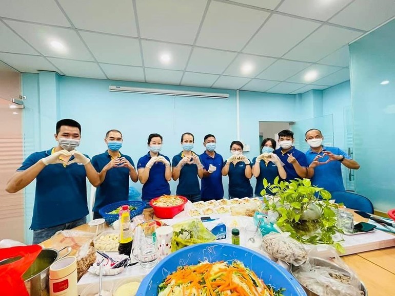 Các thành viên của bếp Bảo Long Phương đang chuẩn bị các phần ăn