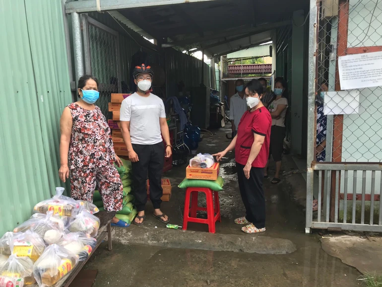 Trao quà của Câu lạc bộ Viên Hạnh đến những người trong các khu trọ thuộc phường Trường Thọ