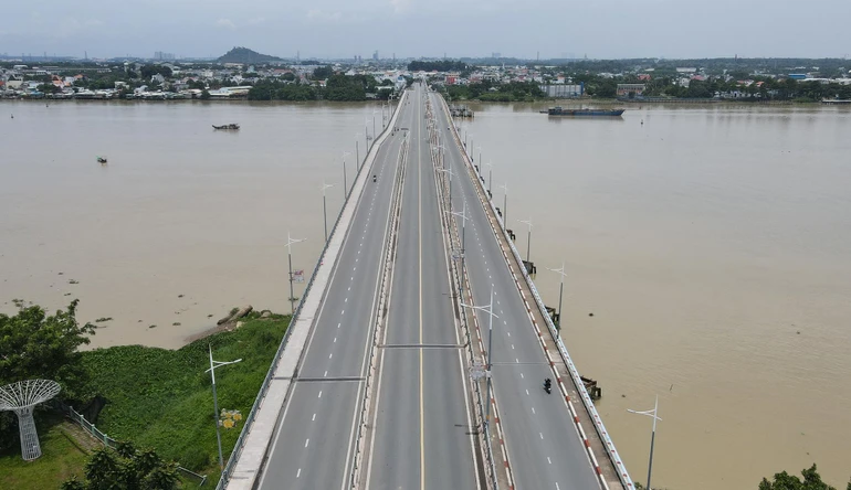 Cầu An Hóa nối TP.Biên Hòa đi Bình Dương, TP.HCM vắng vẻ trong những ngày áp dụng Chỉ thị 16 - Ảnh: Phước Tuấn