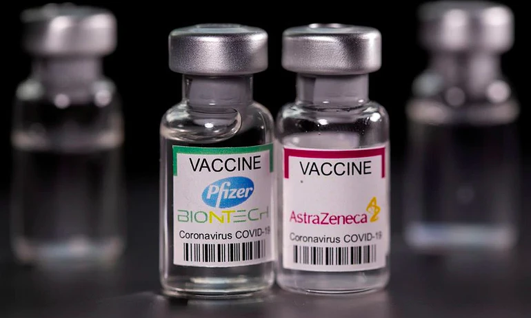 Vắc-xin Covid-19 của AstraZeneca và Pfizer - Ảnh: Reuters