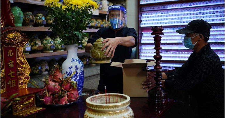 Mẹ ông Hai mất sau 1 tuần điều trị Covid-19, giờ tro cốt được quân đội trao tận tay ông và mang vào chùa thờ tạm - Ảnh: Độc Lập 