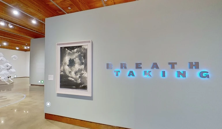 Cuộc triển lãm các bản vẽ, hình ảnh, tác phẩm điêu khắc và video được trưng bày tại Bảo tàng Nghệ thuật New Mexico ở Santa Fe