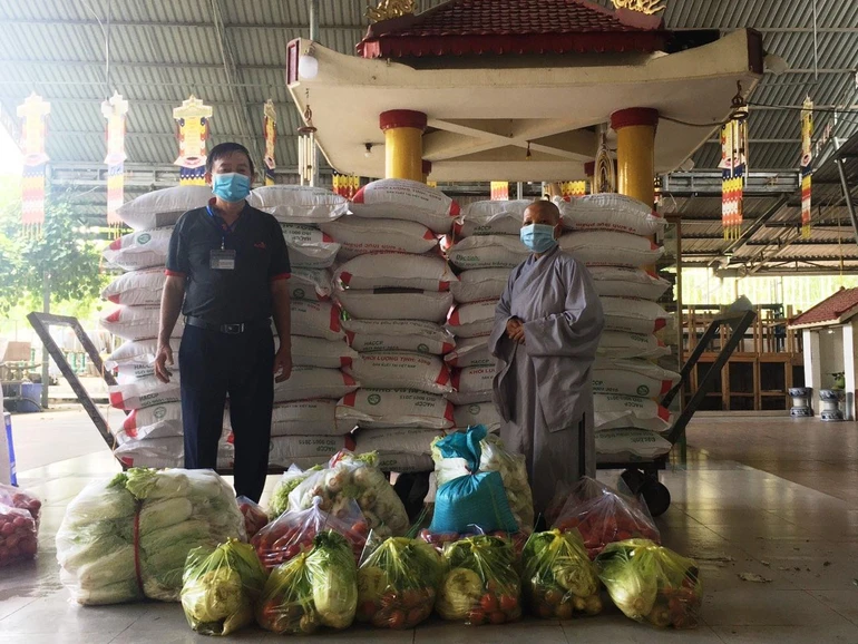 Ông Nguyễn Văn Thường, Chủ tịch UBMTTQVN phường Trường thọ tiếp nhận những phần quà