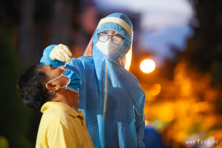 Tổ chức lấy mẫu xét nghiệm tầm soát Covid-19 tại quận Bình Thạnh - Ảnh: Ngô Trần Hải An