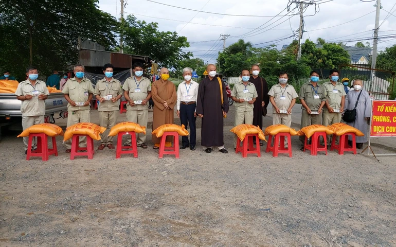 Đoàn Ban Trị sự Phật giáo tỉnh Đồng Tháp thăm, tặng quà tại các chốt kiểm soát dịch Covid-19