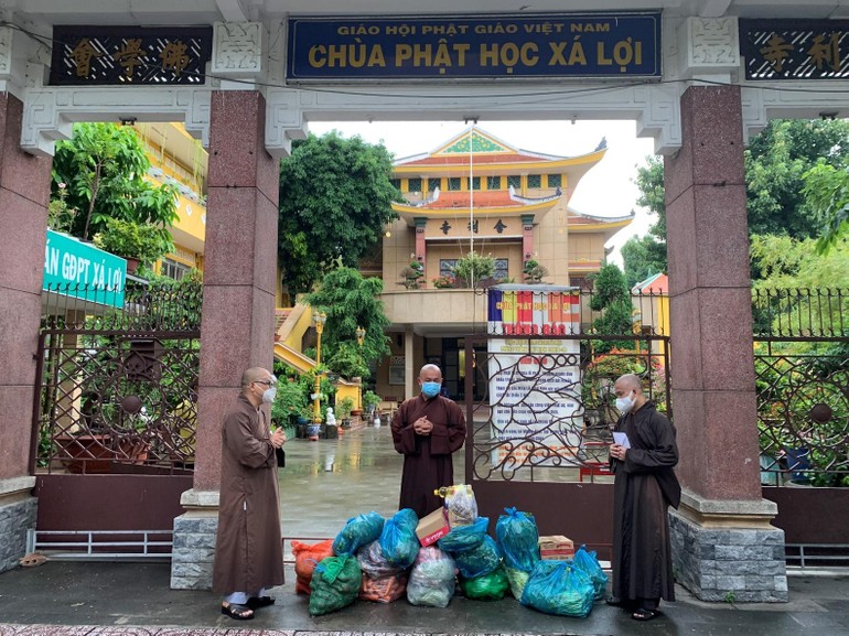 Thượng tọa Thích Phước Triều, phó trụ trì chùa Xá Lợi tiếp nhận vật phẩm cúng dường