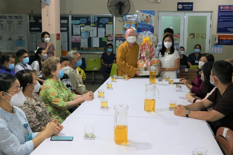 Thượng tọa Thích Duy Trấn chúc Tết, lì xì đội ngũ y, bác sĩ trực trong đêm giao thừa tại Bệnh viện quận 11 (TP.HCM)